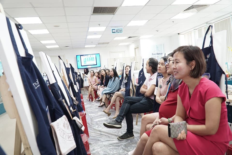 100 nhân viên công ty Pfizer vẽ cùng Mỹ Thuật Bụi