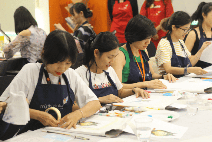 Mỹ Thuật Bụi phối hợp cùng GSK Vietnam tổ chức Workshop Vẽ túi Canvas