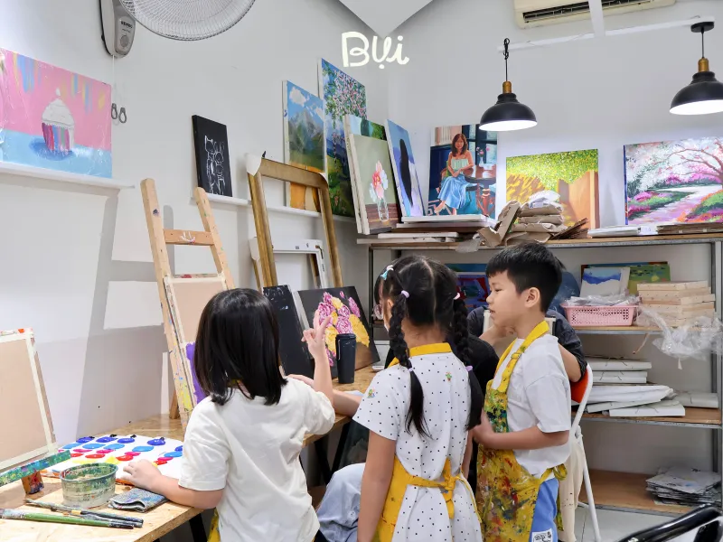 Môi trường học vẽ tại Mỹ Thuật Bụi tạo sự thoải mái cho bé