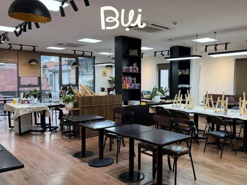 Không gian lớp học vẽ cho người lớn ở Hà Nội tại Bụi