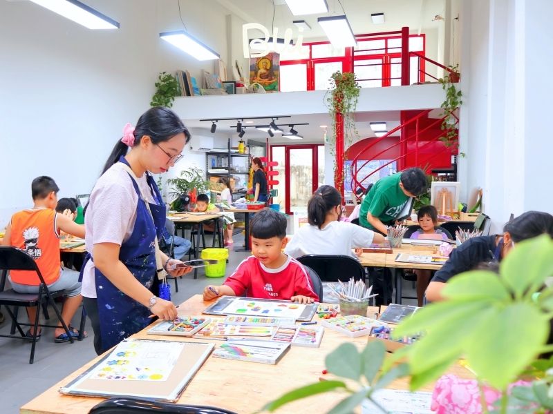 Thầy cô Mỹ Thuật Bụi đồng hành cùng các bé trong từng buổi học Thầy cô Mỹ Thuật Bụi đồng hành cùng các bé trong từng buổi học