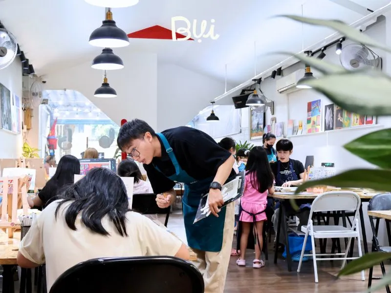 Giảng viên đồng hành sát sao, giúp bé tự tin thể hiện ý tưởng Đội ngũ giáo viên yêu trẻ và giàu kinh nghiệm