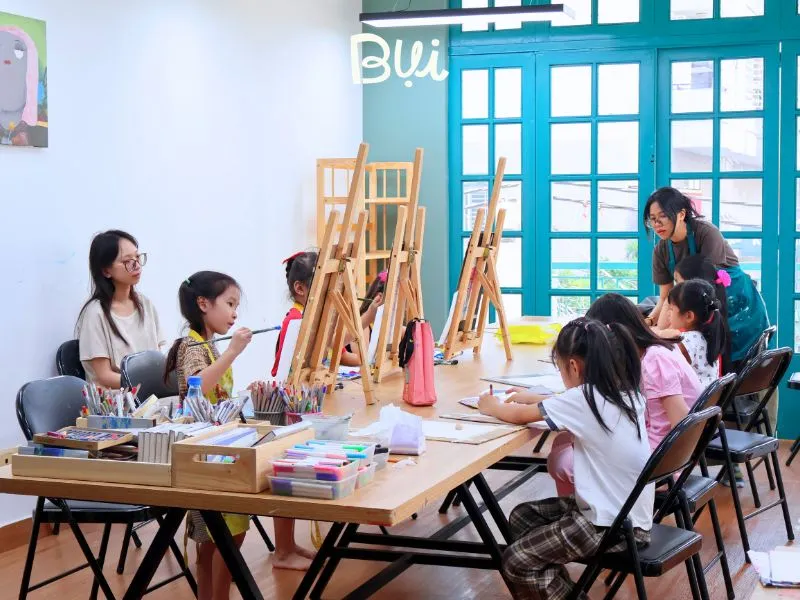 Lớp học vẽ Mỹ Thuật Bụi tại Quận Tân Phú rộng rãi, nhiều ánh sáng