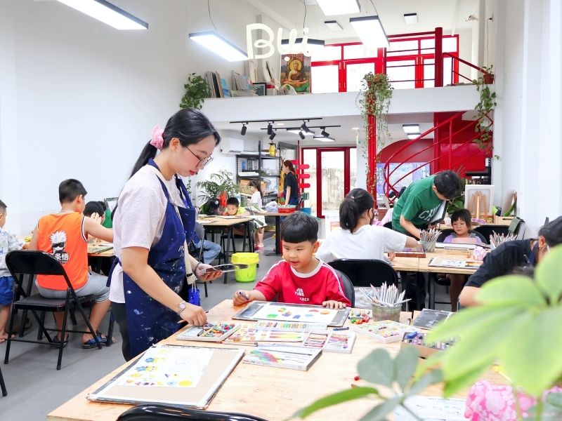Đội ngũ giáo viên của bụi dày dặn kinh nghiệm và tận tâm