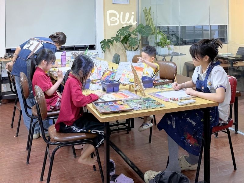 Đội ngũ giáo viên tại Bụi tận tâm và yêu trẻ