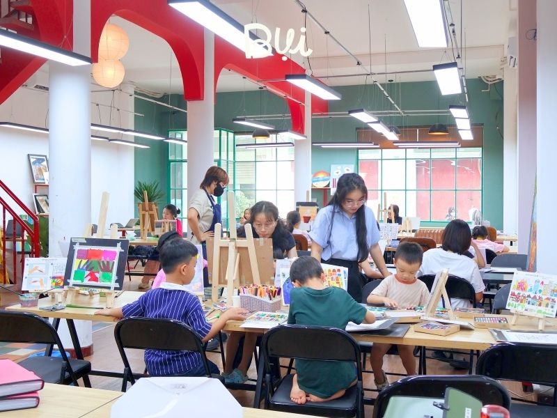 Giảng viên đồng hành cùng từng bé trong quá trình học