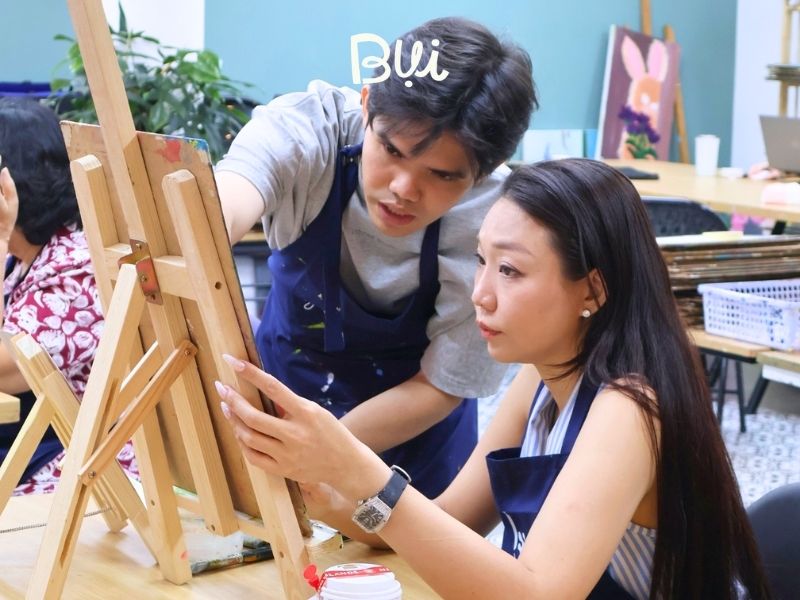 Giáo viên tại bụi đồng hành cùng học viên trong từng giai đoạn