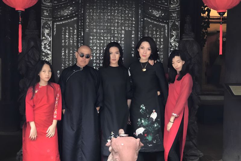 Vợ và con của họa sĩ Thành Chương