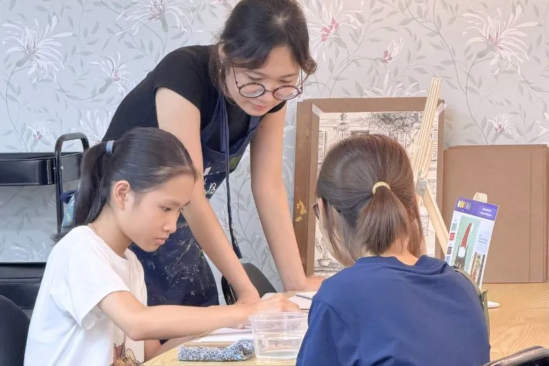 Giáo Mỹ Thuật Bụi hướng dẫn học viên vẽ tranh Bác Hồ Giáo Mỹ Thuật Bụi hướng dẫn học viên vẽ tranh Bác Hồ