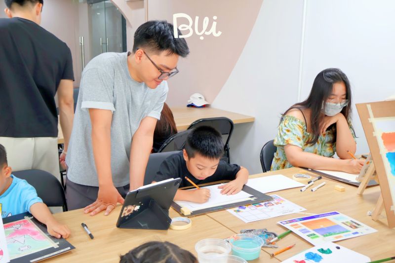 Đội ngũ giáo viên tại lớp vẽ cho bé ở Bình Thạnh chuyên môn cao và tận tâm