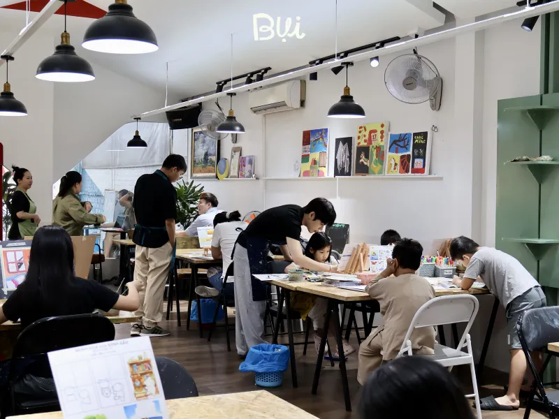 Không gian lớp học và trải nghiệm học tại Mỹ Thuật Bụi Không gian lớp học và trải nghiệm học tại Mỹ Thuật Bụi