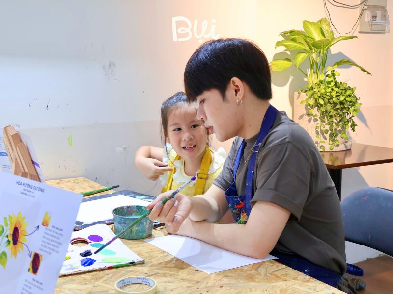 Giảng viên lớp vẽ thiếu nhi Tân Bình đồng hành theo từng bé Giảng viên lớp vẽ thiếu nhi Tân Bình đồng hành theo từng bé