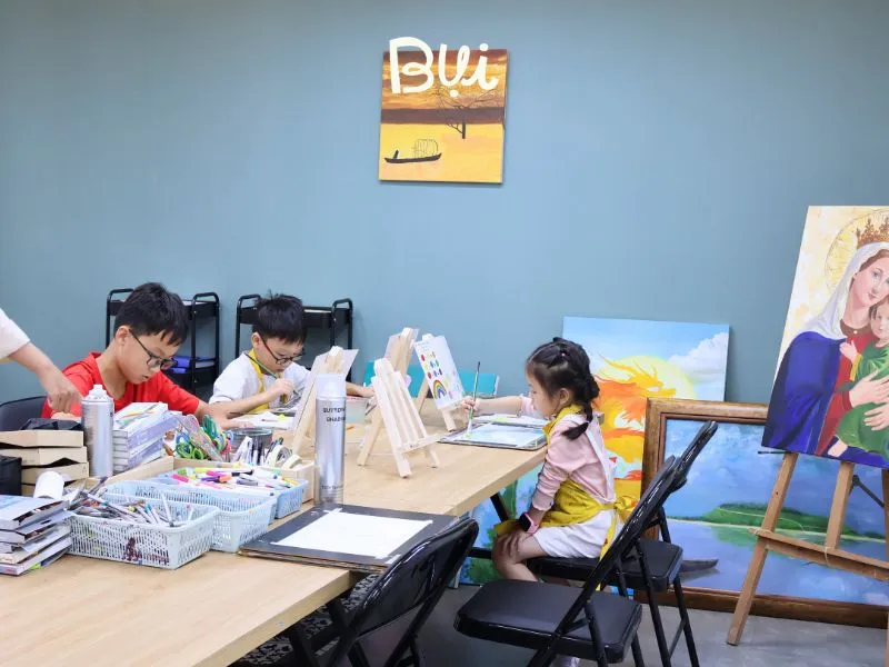 Học viên Bụi Nhỏ thực hành tại lớp học vẽ cho bé Quận Tân Phú