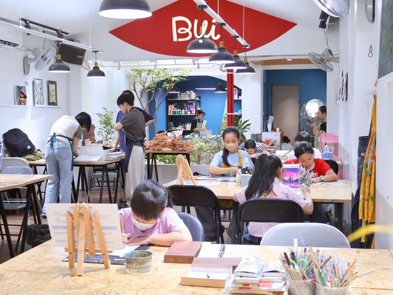 Không gian lớp học tạo cảm hứng sáng tạo tại Mỹ Thuật Bụi Tân Bình Không gian lớp học tạo cảm hứng sáng tạo tại Mỹ Thuật Bụi Tân Bình