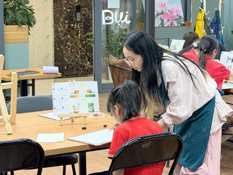 Không gian và giảng viên của lớp vẽ cho bé tại 100 Thái Thịnh, Đống Đa