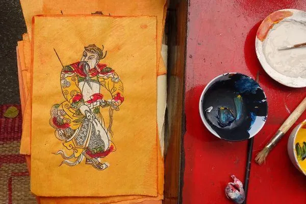 Công đoạn tô màu tranh Môn Thần