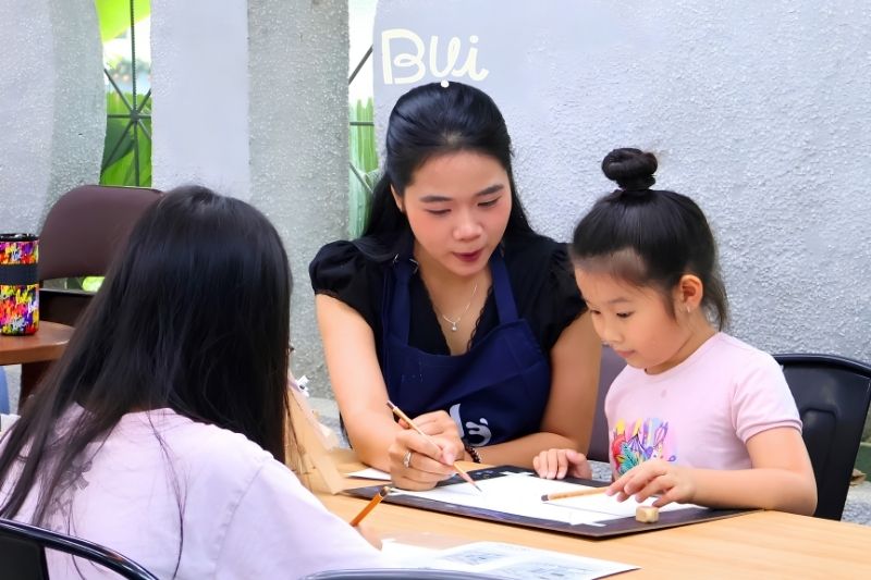 Điểm khác biệt tại lớp học vẽ cho trẻ em tại Hà Nội của Bụi Nhỏ