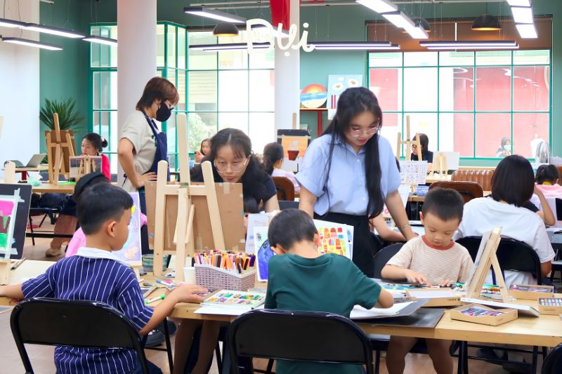 Nên cho trẻ học vẽ từ mấy tuổi là phù hợp? Lời khuyên từ chuyên gia 2 Dấu hiệu nhận biết trẻ đã sẵn sàng đến lớp học vẽ