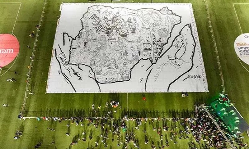 Mãn nhãn với những bức tranh lớn nhất thế giới có quy mô "khủng" 5 "Unity in Diversity" bức tranh vẽ tay lớn nhất do một cá nhân thực hiện, 1.004,7 m², của Fola David (Nigeria), 2024